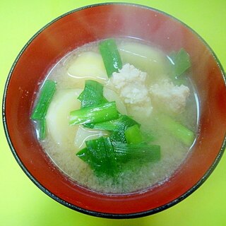 じゃがいもと鶏ひき肉ニラの味噌汁